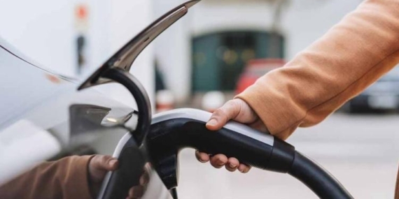 Piyasadaki En İyi 10 Elektrikli Araç: 700 KM Menzil Sunan Modeller