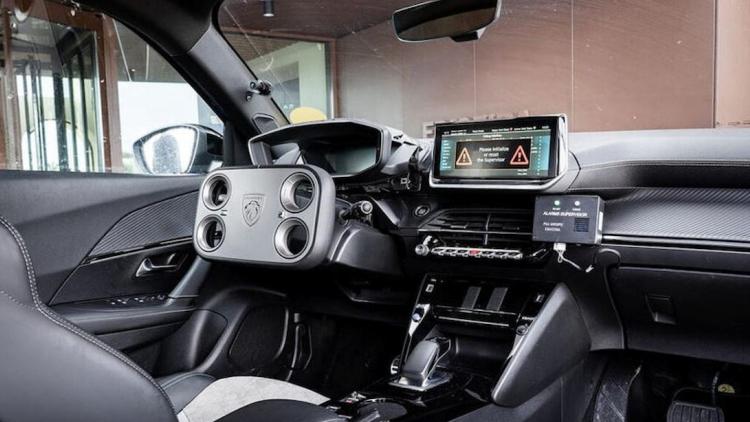 Klasik Yuvarlak Direksiyon Tarih Oluyor: Peugeot “Kare” Dönemi Başlatıyor