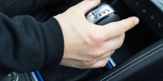 Vites Kolu Neden Sıkışır? İşte “Hareket Etmeyen” Vitesin Gizli Sebepleri