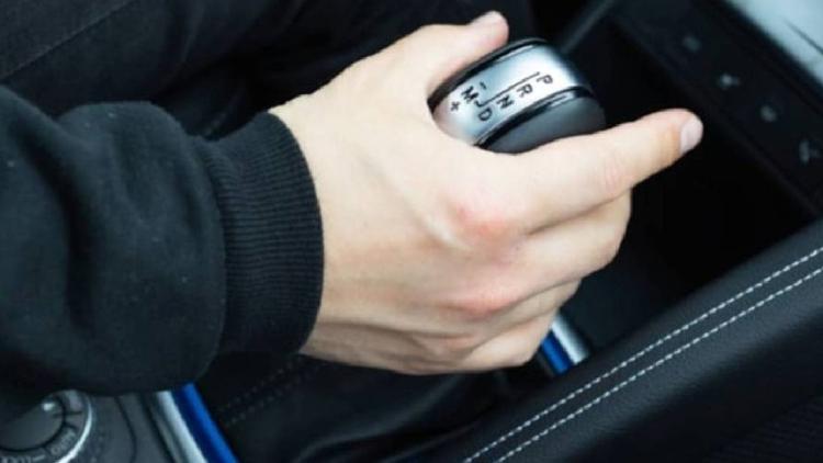 Vites Kolu Neden Sıkışır? İşte “Hareket Etmeyen” Vitesin Gizli Sebepleri