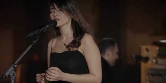 İran Temyiz Mahkemesi Başörtüsüz Konser Veren Şarkıcı Parastoo Ahmadi’nin Kırbaç Cezasını Onadı
